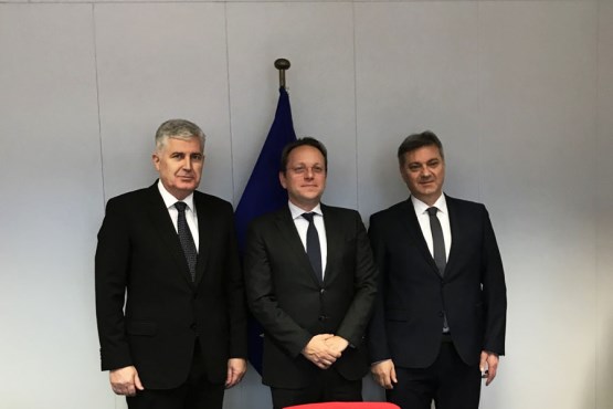 Predsjedatelj Zastupničkog doma dr. Denis Zvizdić i predsjedatelj Doma naroda dr. Dragan Čović razgovarali u Bruxellesu sa povjerenikom za proširenje EU